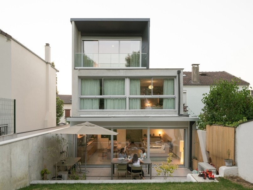 DomusWeb's tweet card. Although it looks like a single house, it is actually two houses in one. This French home has a dual personality: one side faces uphill and the other downhill, with the interior spaces arranged...