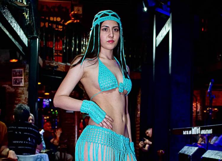 DPdelinterior's tweet card. Con 19 años, Josefina García Chambers se destaca como una de las promesas del modelaje argentino, combinando técnica, elegancia y proyección profesional.