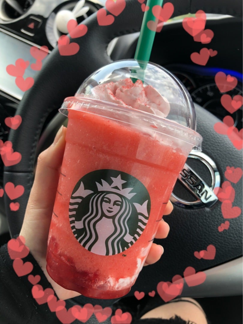 algonquins_cb's tweet card. こんばんは！ちーちゃんです✋🏻🌚🤚🏻今話題のスタバのアレを飲んでしまいましたいつも新作に関心があるわけではない(←おい)のですが、いちごと聞いた瞬間｢飲まねば…