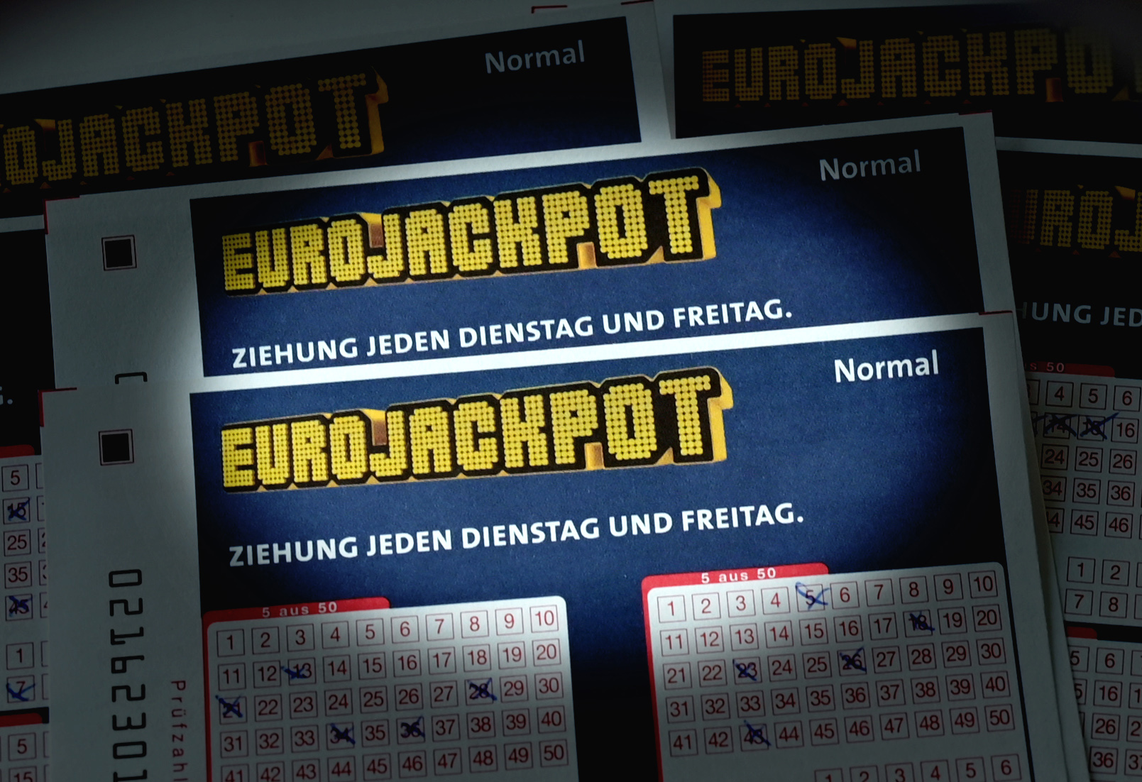 ISACASINOS's tweet card. Dreifaches Eurojackpot-Glück in Bayern: Drei Spielaufträge treffen am 21.11.25 die Gewinnklasse 1 und gewinnen jeweils 6,7 Mio. Euro.