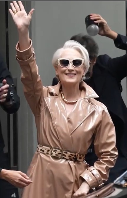 KCDC_official's tweet card. Miranda is back! Ormai i rumors si rincorrono da tempo: nel 2026 uscirà Il Diavolo veste Prada 2 e rivedremo l'iconica Miranda Priestly.