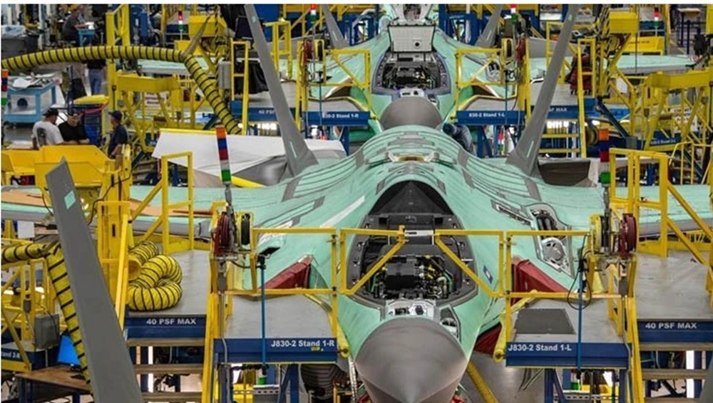Galaxia_militar's tweet card. La empresa estadounidense Lockheed Martin ha confirmado que el primer avión de combate F-35A para la Fuerza Aérea Alemana ha entrado oficialmente en producción. El trabajo estructural y el ensamblaje...