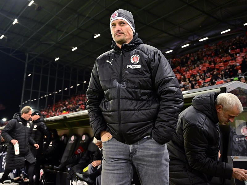 abendblattpauli's tweet card. Alexander Blessin, Trainer des FC St. Pauli, steht nach acht Ligapleiten in Folge zunehmend unter Druck. Wie er die Rückendeckung der Vereinsführung bewertet.