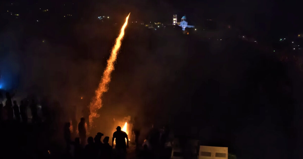 parallaximag's tweet card. Από τον «ρουκετοπόλεμο» στη Χίο, μέχρι το χορό της βροχής στη Θάσο και την... εκτέλεση του Ιούδα στην Αργολίδα