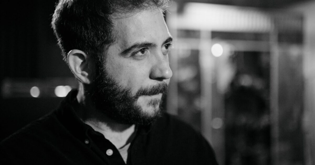 parallaximag's tweet card. Η παράσταση «Ήλιος με δόντια», βασισμένη στο ομώνυμο μυθιστόρημα του Γιάννη Μακριδάκη, θα είναι στη σκηνή του Metropiltan μέχρι την Κυριακή