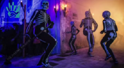 parallaximag's tweet card. Από μπουγέλα και γιγάντιες ομελέτες, μέχρι πασχαλινό halloween, το Πάσχα είναι διαφορετικό και αλλόκοτο από χώρα σε χώρα. Εσύ σε ποιο έθιμο θα ήθελες να πά