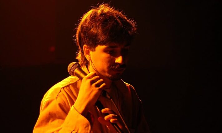 parallaximag's tweet card. Ο νέος καλλιτέχνης μιλά για τη σχέση του με τη μουσική, τον αγώνα ενός ανερχόμενου μουσικού στην Ελλάδα, αλλά και την εμφάνιση στη σκηνή της Θεσσαλονίκης μ