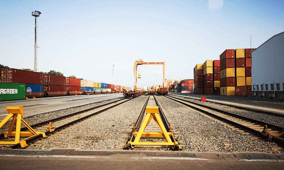 GrupoT21's tweet card.   Los ánimos están encendidos en Contecon Manzanillo. La segunda terminal marítima de mayor actividad en el manejo de contenedores