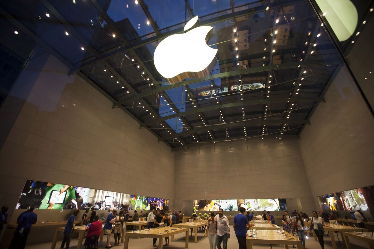 spoonen's tweet card. Apple Inc. reported revenue and profit that beat analysts’ estimates and projected continued sales momentum, calming concern about demand for the iPhone, its most-important product.