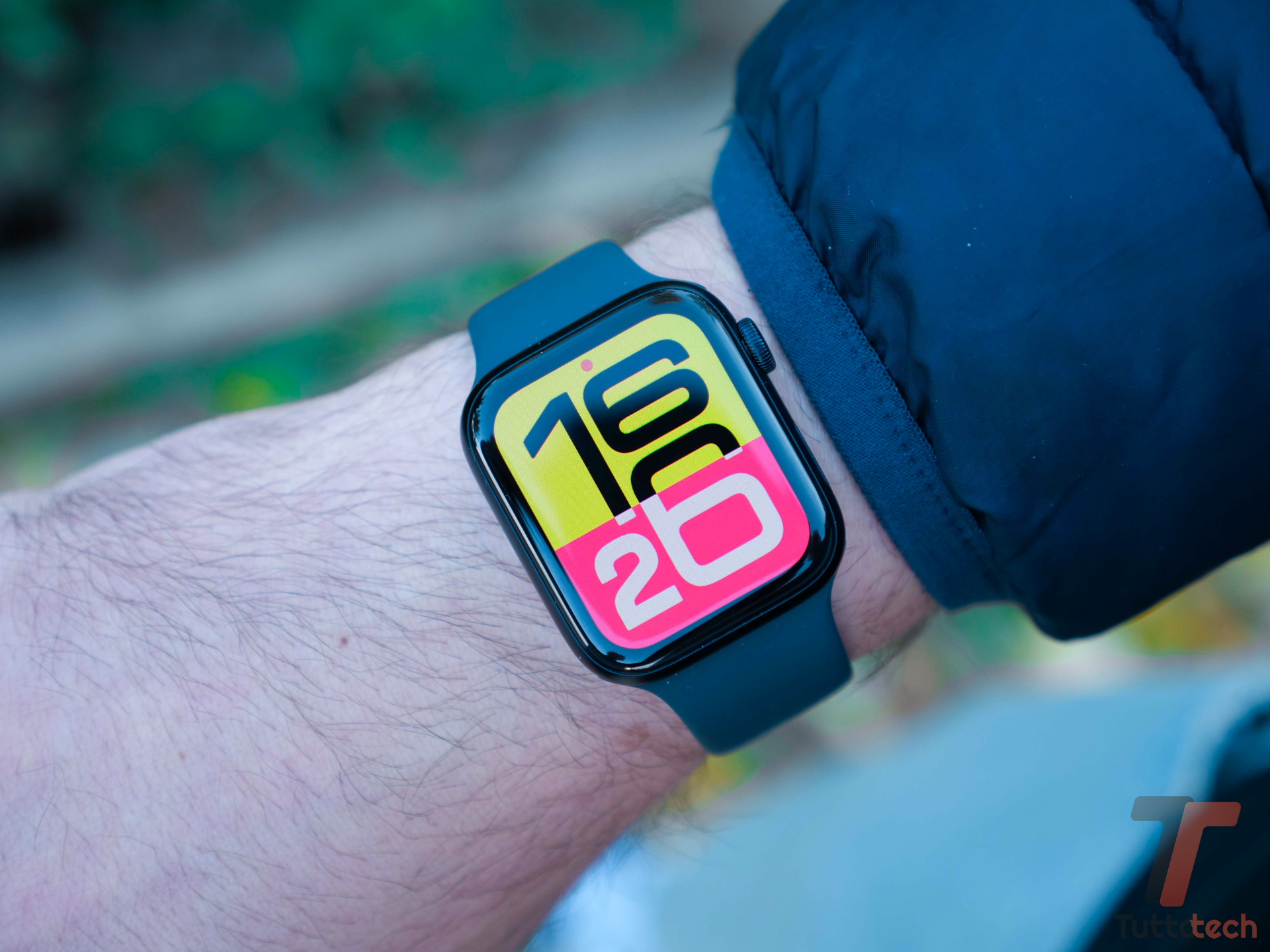 TuttoTechNet's tweet card. Apple Watch SE 3 porta le principali funzioni smart ed health di Apple in una fascia accessibile, con design collaudato, ottima integrazione e qualche rinuncia nei sensori più avanzati