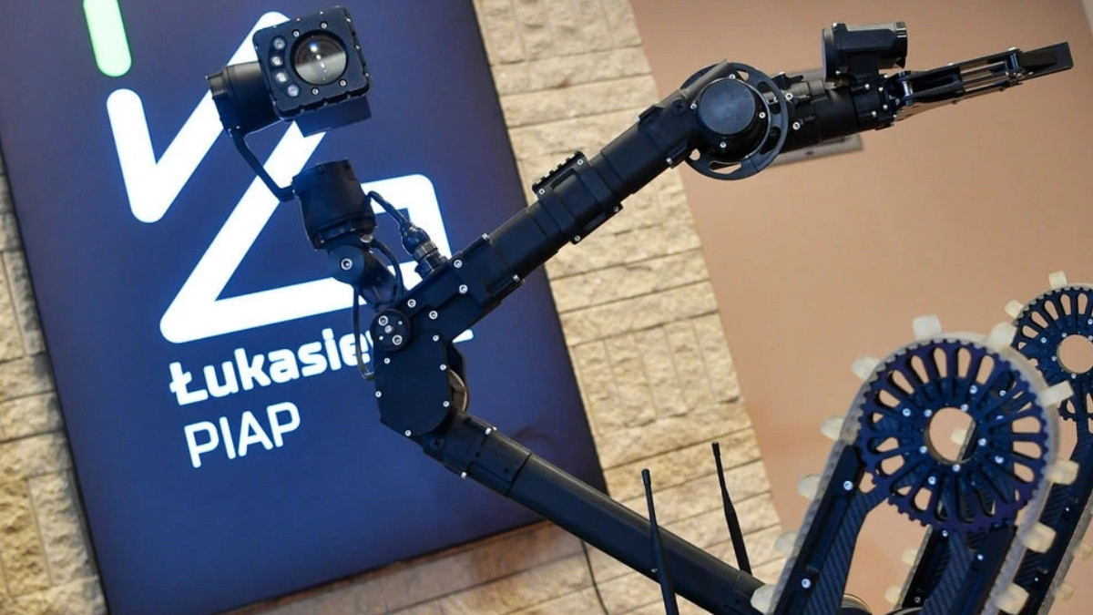 SpidersWebPL's tweet card. Europa nie chce pozostać w tyle w wyścigu zbrojeń autonomicznych. Właśnie ruszył projekt, który ma doprowadzić do stworzenia wspólnej, skalowalnej armii robotów lądowych dla krajów UE.