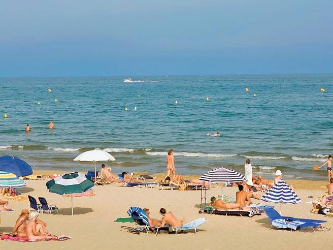 Corriere's tweet card. Cap d’Agde, in migliaia nel villaggio degli scambisti. Gli italiani: «Vieni in spiaggia, rimarrai senza fiato»