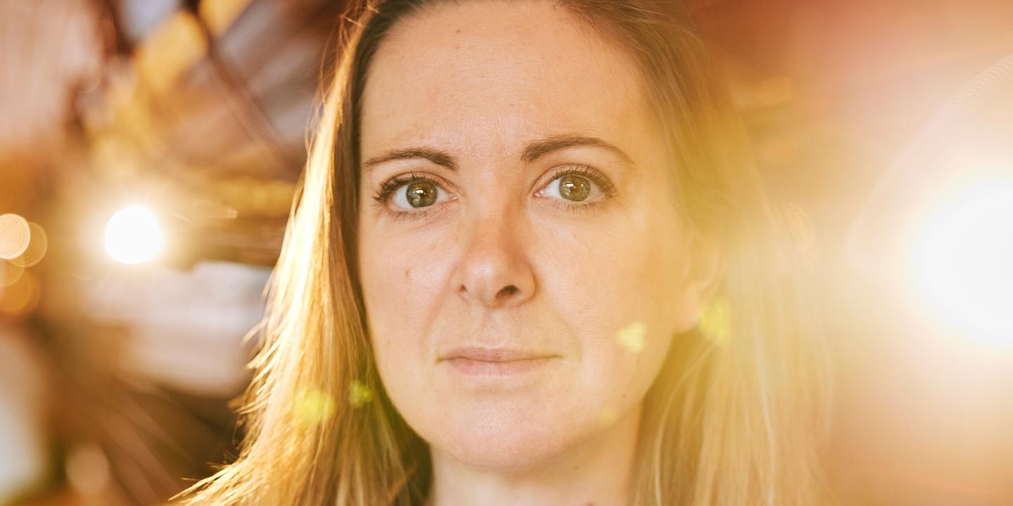 lemondefr's tweet card. La productrice et chroniqueuse de France Inter voit s’arrêter son émission satirique « Le Grand Dimanche soir » et livrera, à partir du lundi 26 août, un billet quotidien dans la matinale de France...