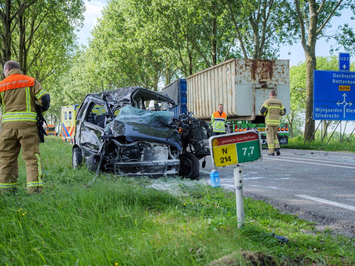 ZHZActueel's tweet card. BLESKENSGRAAF – Een oudere vrouw is vrijdag 16 mei 2025 zeer ernstig gewond geraakt bij een aanrijding op de N214 bij Bleskensgraaf. De vrouw reed in haar auto vanaf de kant van Oud-Alblas richting...