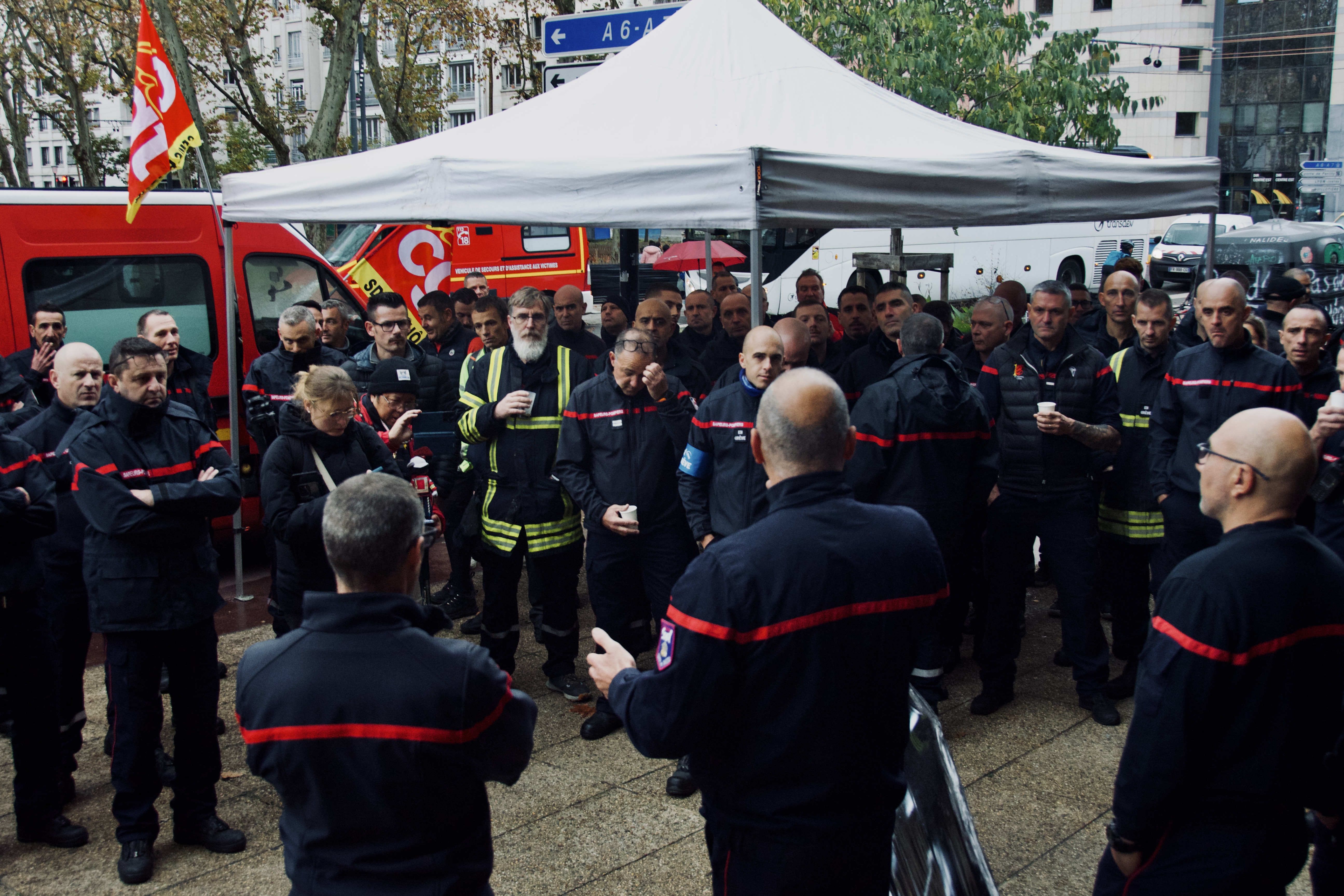 tribunedelyon's tweet card. Les pompiers à Lyon se mobilisent pour une juste reconnaissance de leur travail face à des primes disparates.