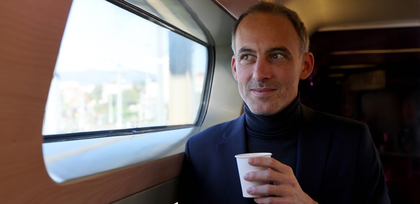 A_Oberdorff's tweet card. Après une prestation en demi-teinte sur LCI le 18 novembre, le champion de la gauche réformiste repart à l’offensive sur le terrain et dans les médias. Immigration, retraite, service militaire… il...