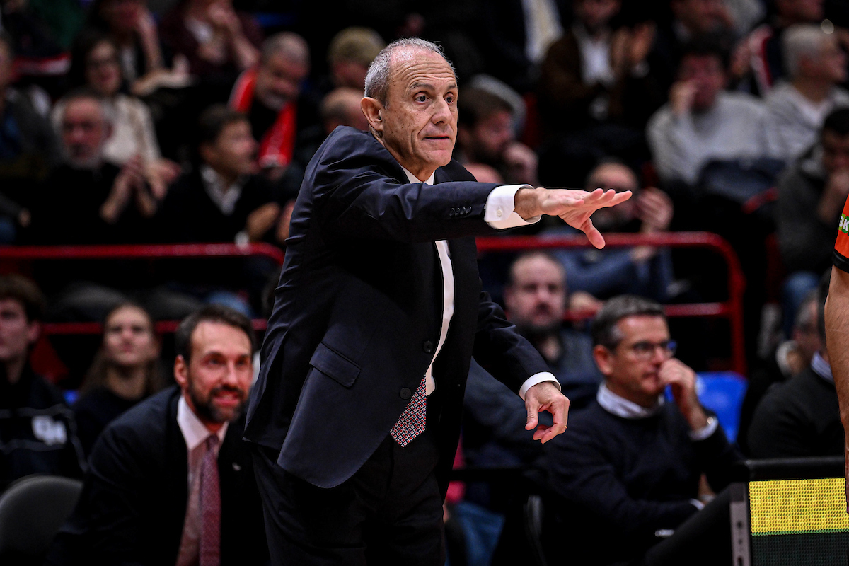 SportandoIT's tweet card. Olimpia Milano, clamoroso quanto arriva in questi minuti: Ettore Messina si è dimesso dal ruolo di head coach.