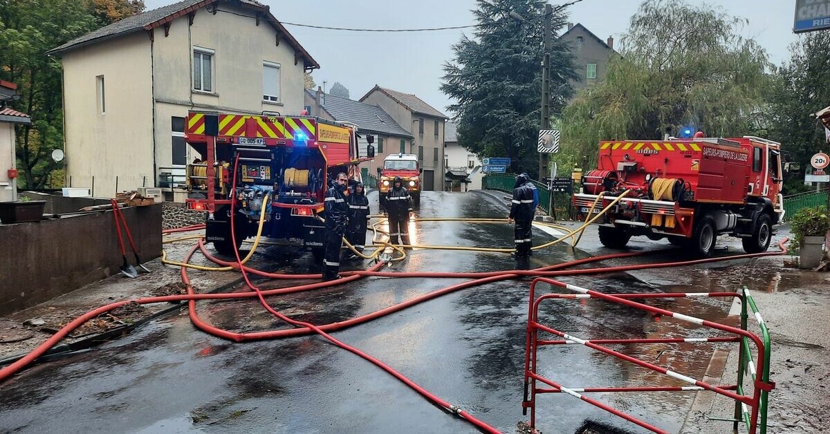 icigardlozere's tweet card. A La Bastide-Puylaurent, en Lozère, commerçants et habitant se relaient, avec les pompiers, pour faire face aux fortes pluies.