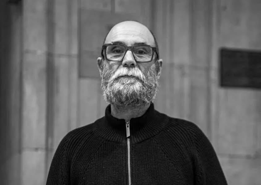 gn_rebeca's tweet card. Aunque viviera en Oviedo, donde se instaló por amor después de renunciar a su plaza en la universidad y ganar otra plaza descendiendo un peldaño del escalafón