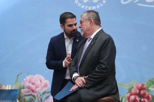 dcuevas_pl's tweet card. La Corte de Constitucionalidad ha aplazado la discusión sobre el derecho a inmunidad en el puesto de Secretario de Comunicación Social de la Presidencia.