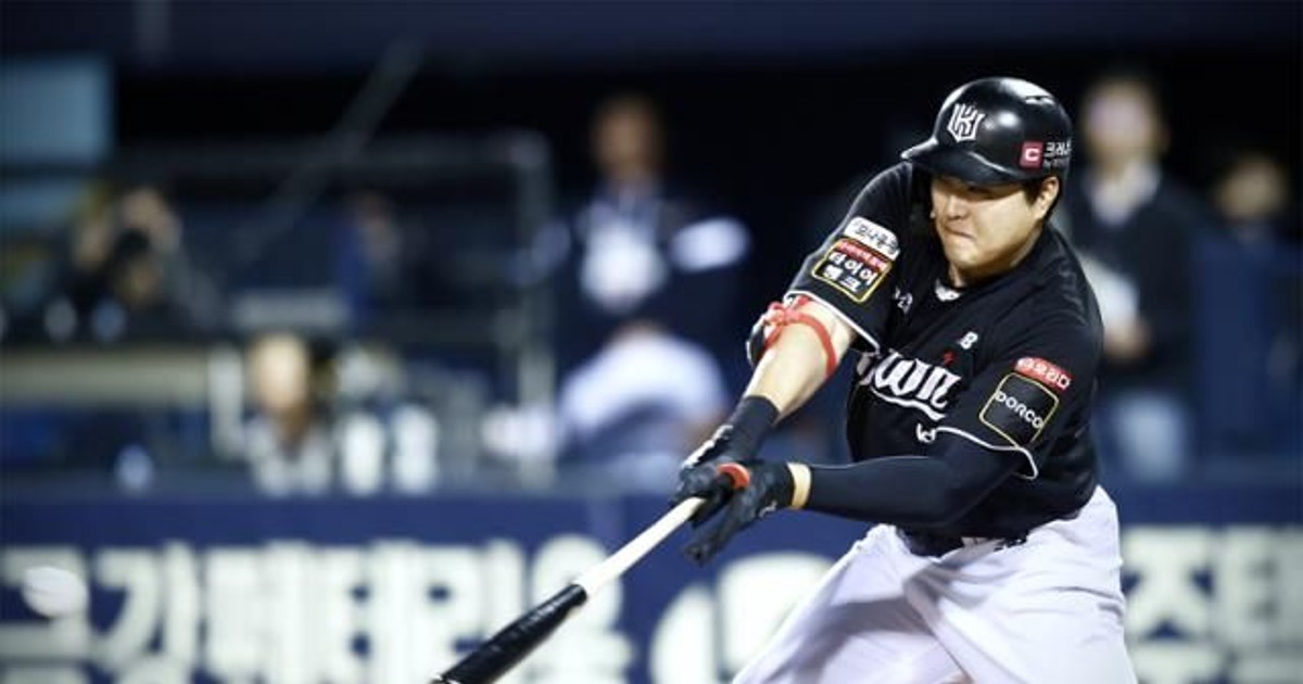 monstax_pick's tweet card. 은퇴를 선언한 프로야구 KT 위즈의 내야수 오재일. KT 제공   ‘거포 1루수’ 오재일이 21년간의 선수 생활에 마침표를 찍었다.   프로야구 KT 위즈는 “내