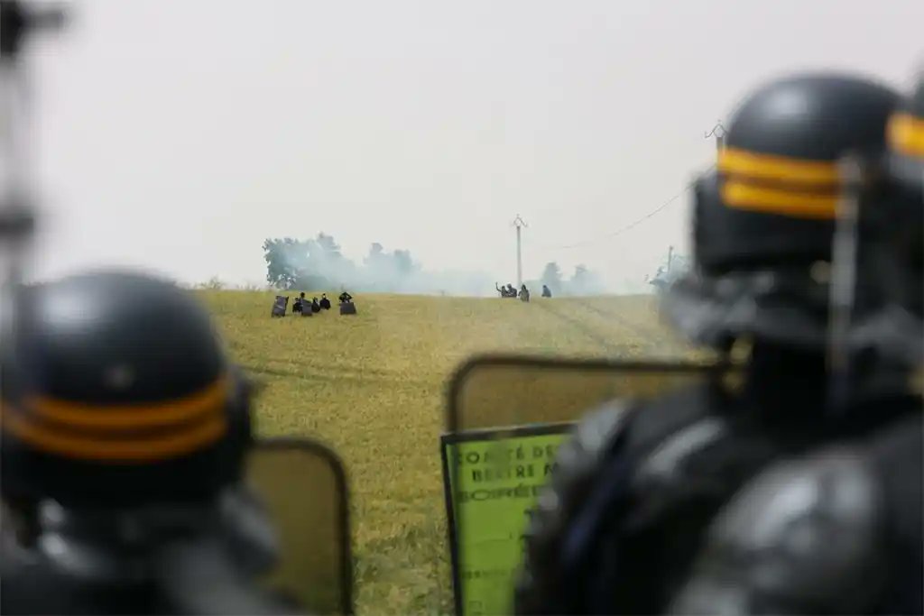 Actu17's tweet card. Des CRS ont été visés par des jets de cocktails Molotov durant la manifestation contre l'autoroute A69. L'un des policiers a pris feu mais n'est que légèrement blessé, d'après la préfecture....