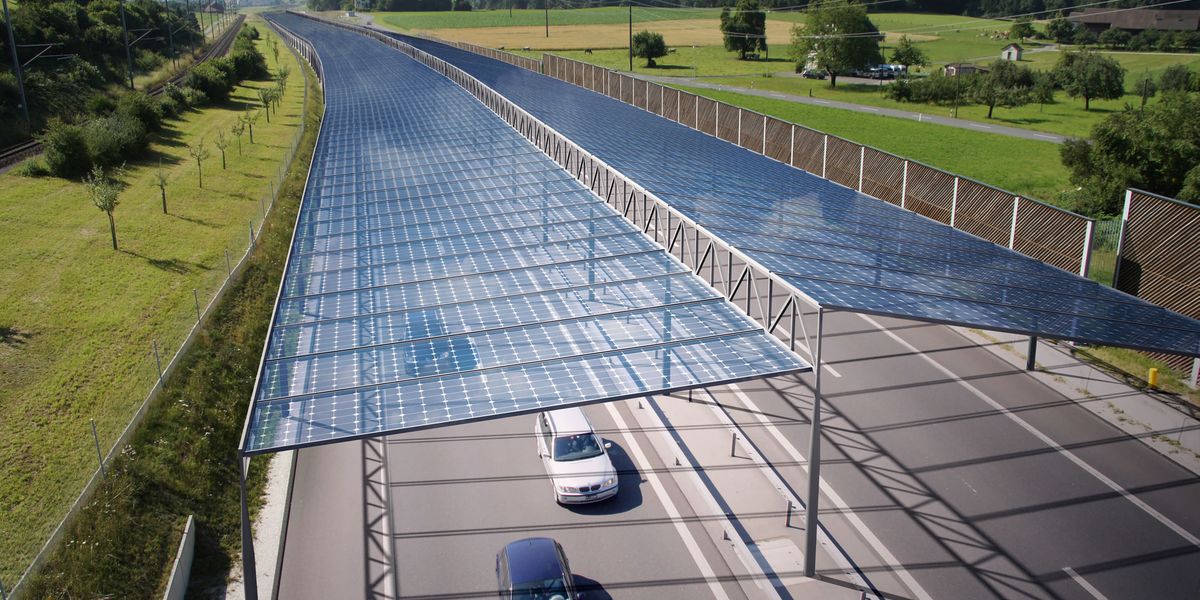 Karl_Lauterbach's tweet card. Zehntausende Kilometer Autobahn durchziehen Deutschland. Ein Forschungsprojekt untersucht nun, ob sich die gigantischen Flächen für Solardächer nutzen lassen. Der Energieertrag wäre groß - die...