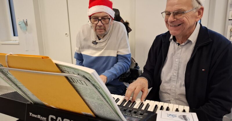 johan_hellings's tweet card. Sfeer en gezelligheid vanmiddag op de kerstmarkt van de afdeling Neurorevalidatie van het AZ Delta in Roeselare. Met de kerstmarkt willen de medewerkers…