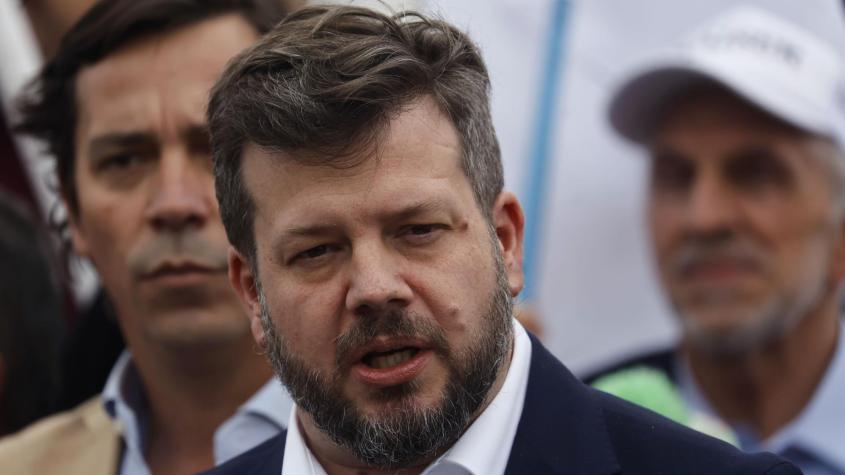 T13's tweet card. El abanderado aseguró que el Presidente "estando imputado en varias causas, debiese tener interés en que existiese un penal donde pueda llegar gente de alto nivel". 