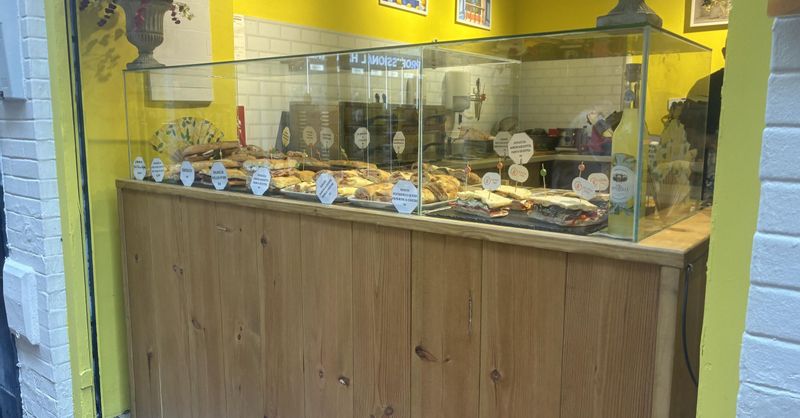 Navarroantolin's tweet card. Nunca tantos negocios de bocadillos apilados en vitrinas en el centro de la ciudad