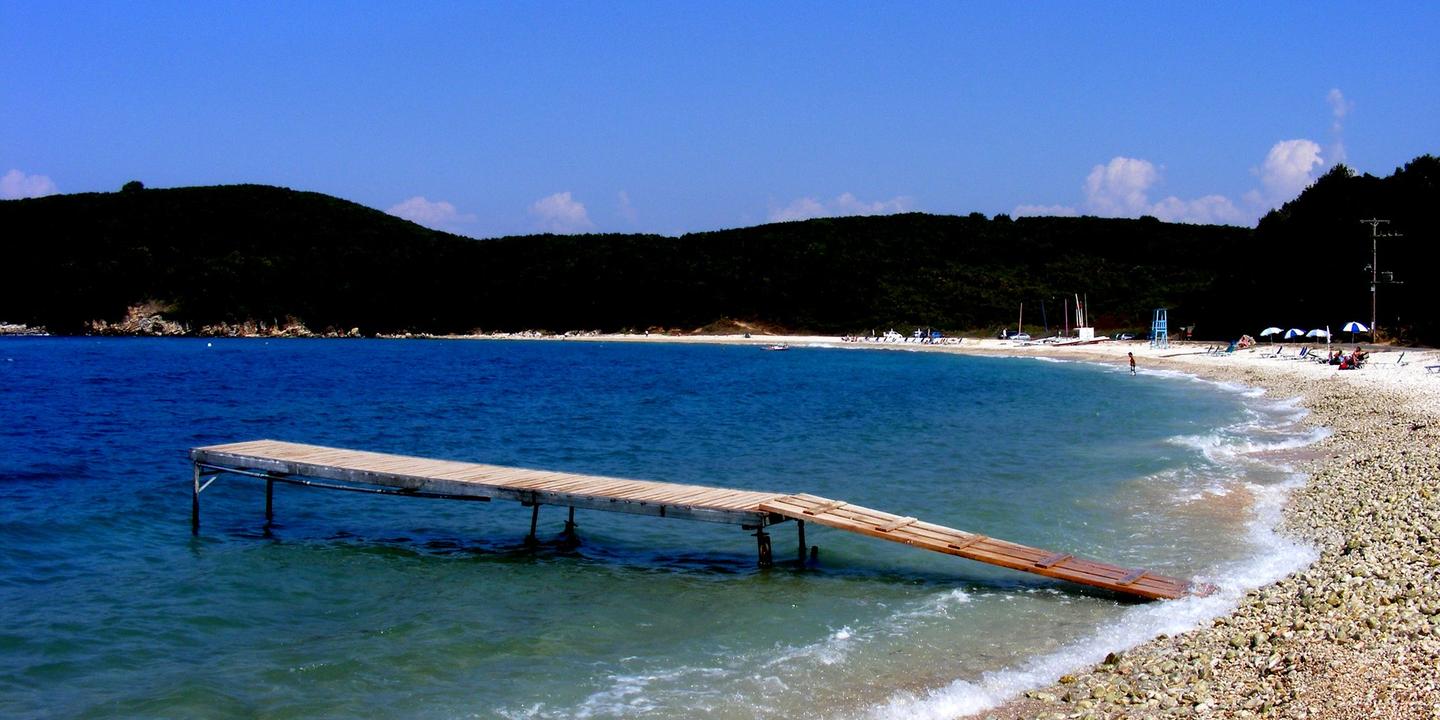 lemondefr's tweet card. « La Matinale » vous invite au voyage. Cette semaine, on prend serviette, tongs et crème solaire, direction Tahiti Beach… à Groix, un petit paradis à l’eau turquoise, ou Cavalleria, à Minorque, au...