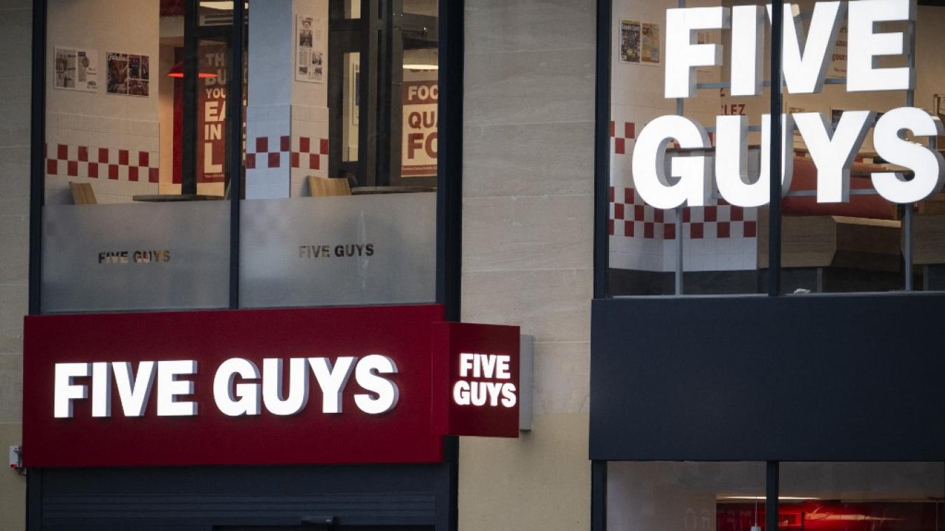 AlexChevignon's tweet card. La chaîne de fast-food Five Guys vient d’annoncer que dans six de ses restaurants,...