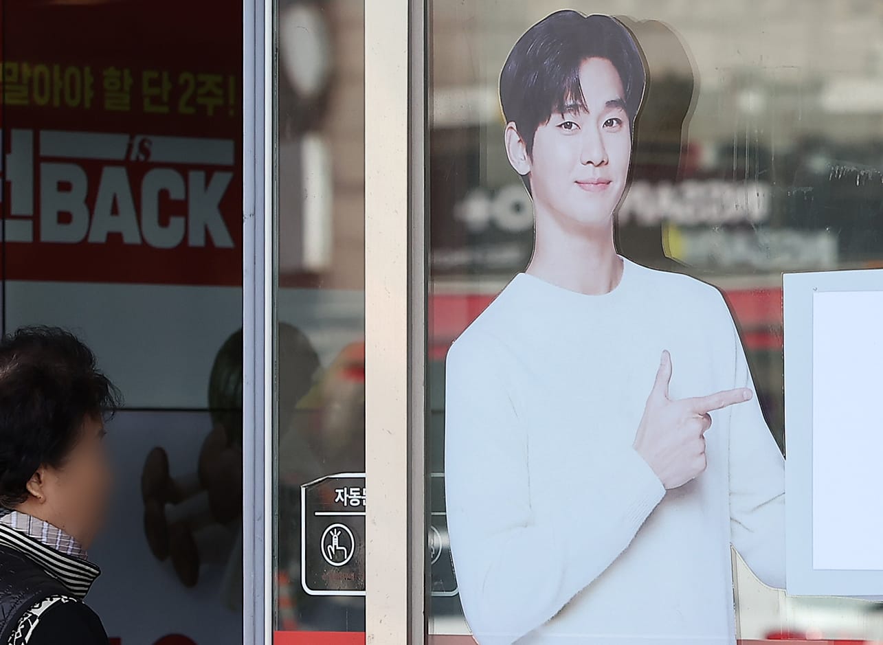 Locosporcorea's tweet card. Today we talk about a dense and complex issue that makes us, the crazy about Korea feel sad. As we know, our dear Kim Soo-hyun, who used to be the king of