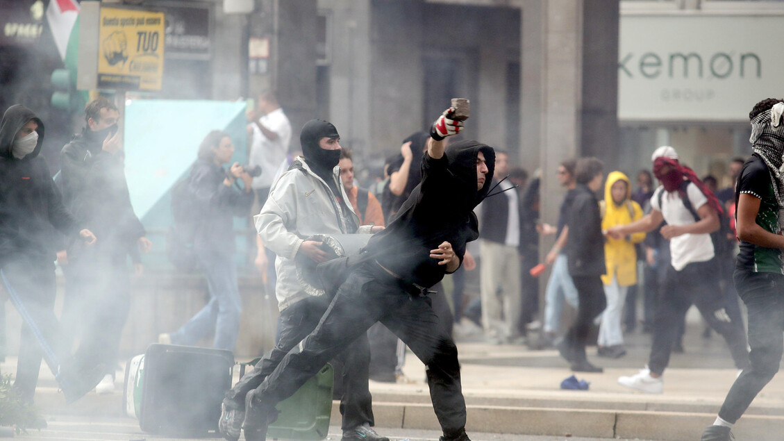 rdlea's tweet card. LA DIRETTA - La giornata di mobilitazione indetta dalle sigle di base. Dai treni alle scuole, dal trasporto locale alla sanità, a rischio stop numerosi servizi. (ANSA)