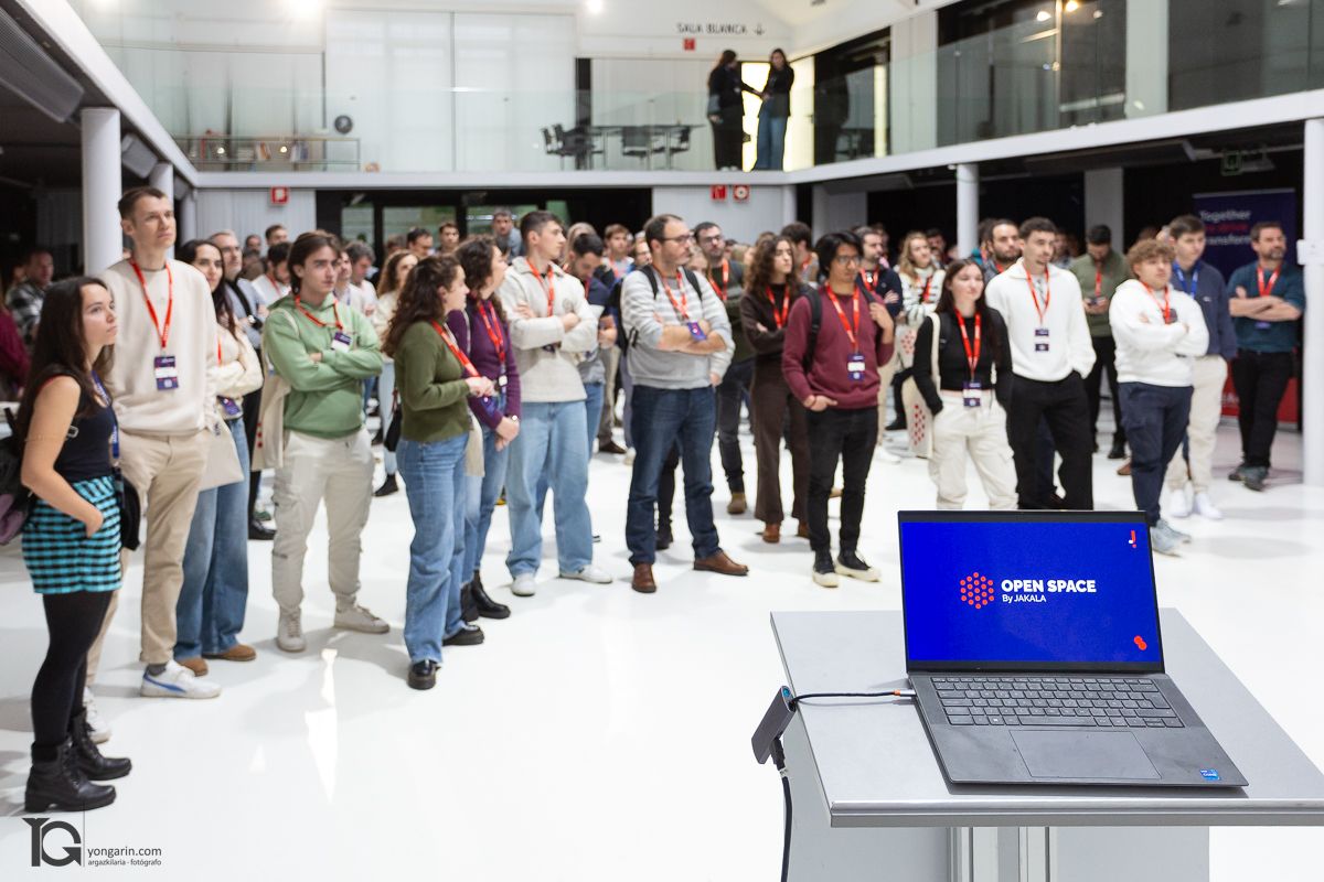 YonGarin's tweet card. 📸 #OpenSpace 2025: creatividad, tecnología… y un poco de sorpresa Un evento donde todo puede pasar (y sí, también hubo origami) A veces un evento te descoloca en el mejor de los sentidos. Y este, la...