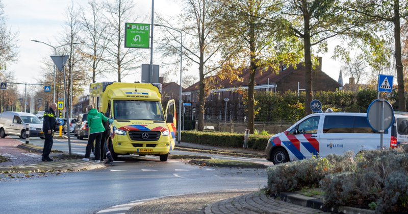 Fietsster gewond na aanrijding op rotonde in Alblasserdam