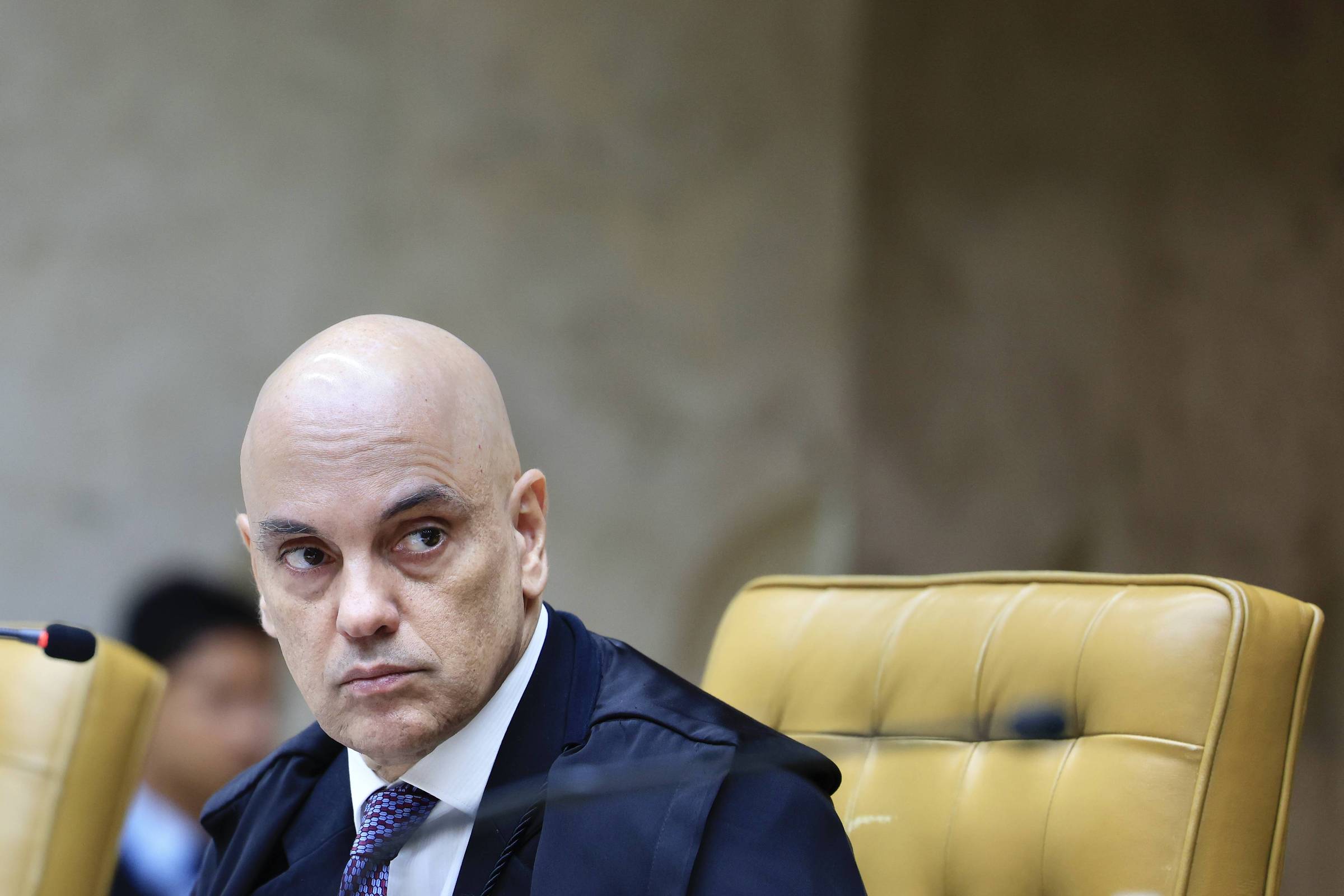 folha's tweet card. Moraes viola liberdade de expressão e de imprensa ao proibir entrevistas de Filipe Martins; que isso seja aceitável num país de regime democrático é aterrador