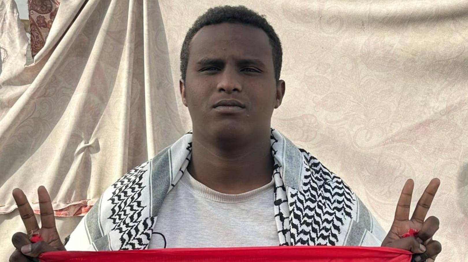 moatza35154's tweet card. Hello, my name is Moataz Musleh. In addition to collecting donations so we can all survive, I and five other people also need money to buy food, support the poor, and provide electricity and medici...