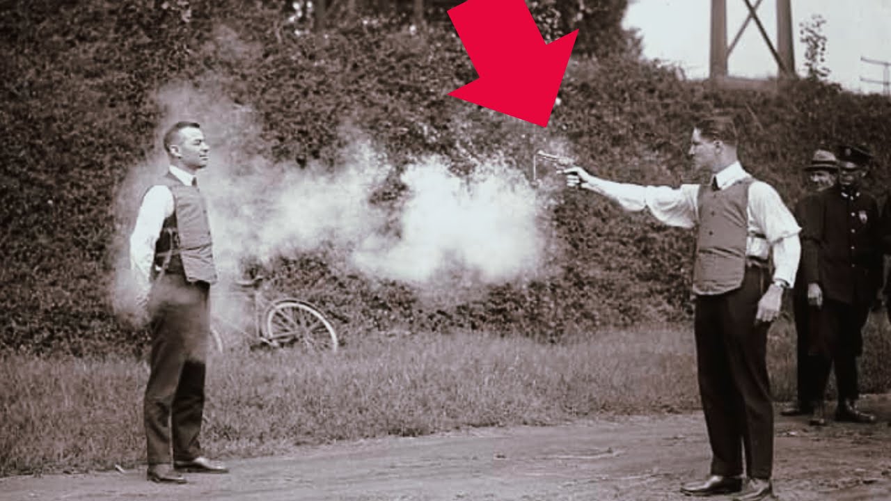 HelpfulThink's tweet card. 8 Historical Photos and Their Story Revealed!