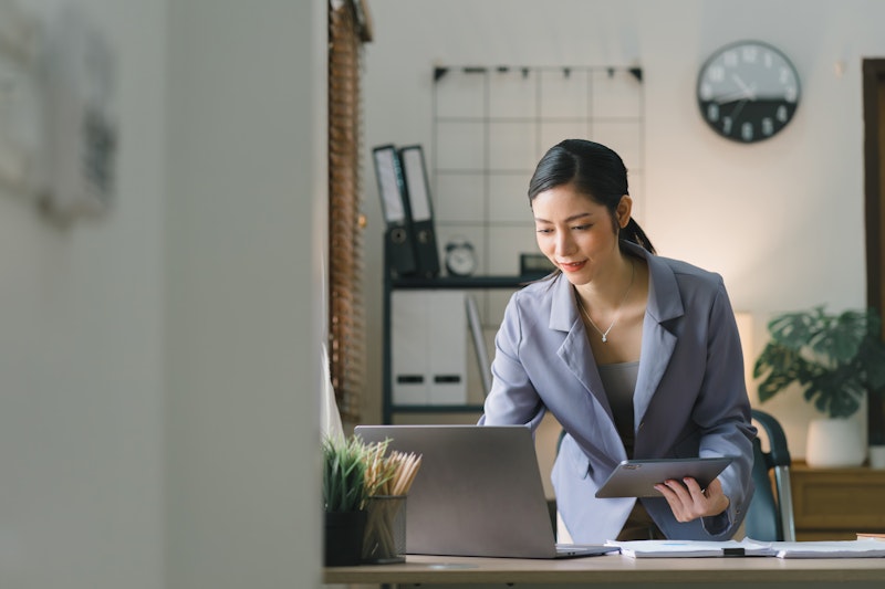 VerizonConnect's tweet card. Explore the ways smart asset tracking from Verizon Connect can help optimize fleet operations, mitigate risks, and lower costs.