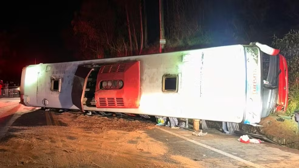 SOSESTRADAS's tweet card. Ocorrência foi registrada na noite desse domingo (23); vítimas são a esposa do motorista e a guia de viagem, que estavam sem cinto de segurança