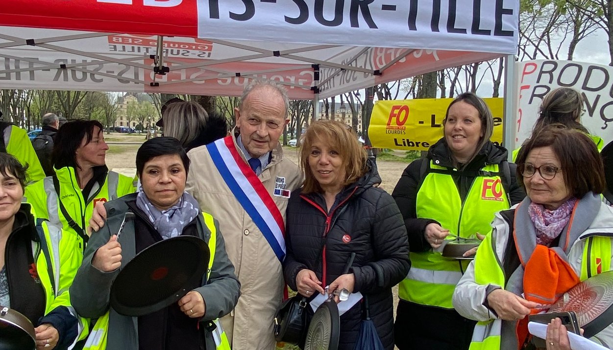DijonActualites's tweet card. La direction du groupe SEB, accompagnée par une foule de ses employés, a récemment organisé une manifestation devant l'Assemblée Nationale, exprimant son opposition au projet de loi écologiste visa…