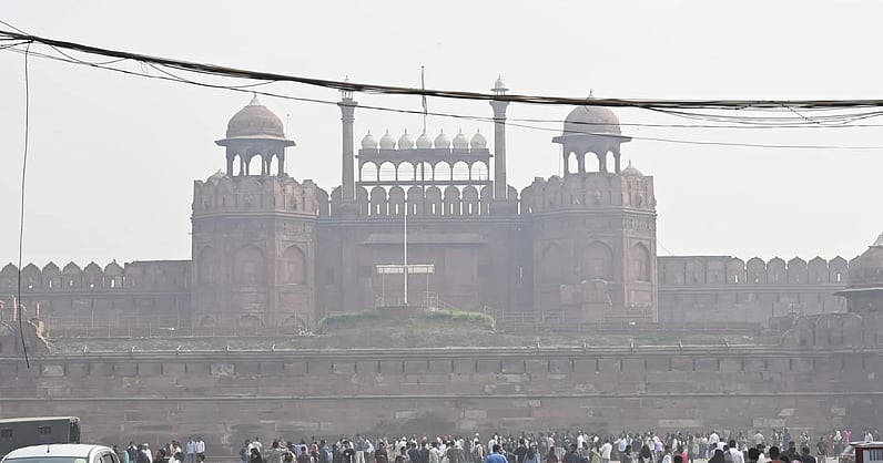 Qaumi_Awaz's tweet card. دہلی کو اس خطرے سے بچانے کے لیے سائنس پر مبنی مضبوط پالیسیوں اور سخت کارروائی کی ضرورت ہے، جس میں صنعتی اخراج پر کنٹرول ، گاڑیوں سے نکلنے والے دھوئیں پرسختی اور گرین زون بڑھانا جیسے اقدامات شامل ہیں۔