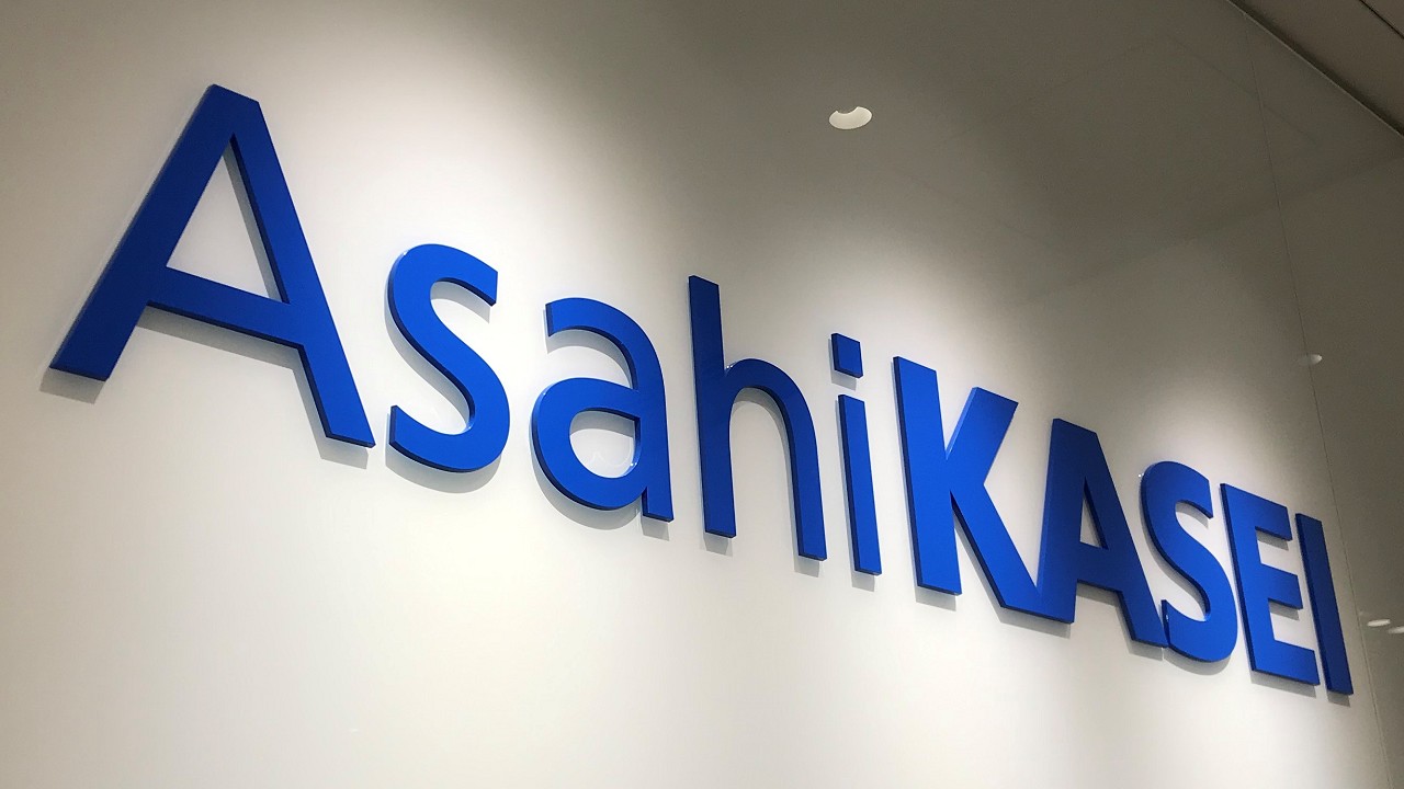 tkchn69's tweet card. 　旭化成は2023年4月、新基幹システムの稼働を開始した。独SAPのERP（統合基幹業務システム）である「SAP ERP6.0（ECC6.0）」から「SAP S/4HANA」に移行。調達・購買機能として「SAP Ariba」を導入した。開発期間は3年、ピーク時は約500人が参画したビッグプロジェクトだった。