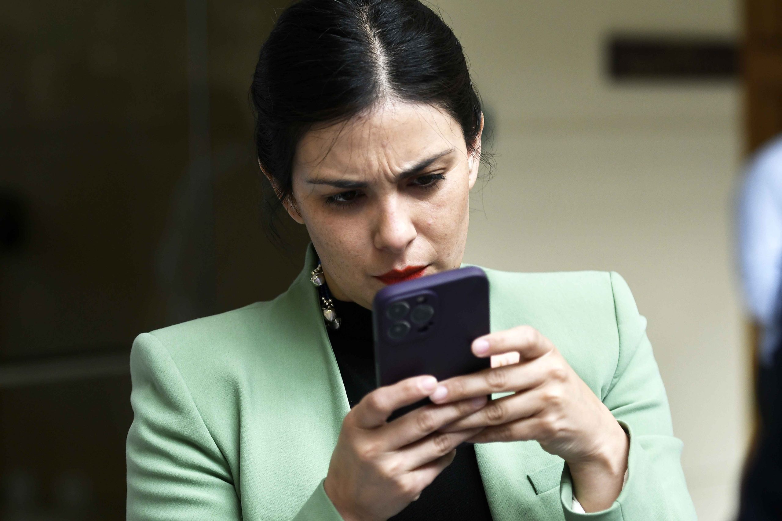 elliberocl's tweet card. En una conversación por WhatsApp, la diputada comunista le pidió a la entonces alcaldesa Irací Hassler que se reunieran con un empresario que la apoyó en sus campañas para llegar a la Cámara. En la...