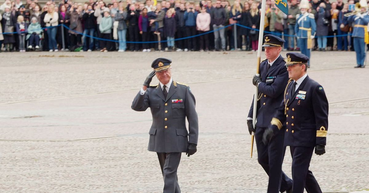 _Frodda's tweet card. Under måndagen marscherade omkring 400 soldater och ett fyrtiotal hästar från Kungsträdgården till slottet. På slottet innergård inspekterades livbataljonen av kungen. – Ett tillfälle att visa upp...