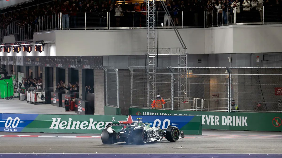 F1Maximaal_nl's tweet card. Wie is de rookie van het seizoen? Halverwege het seizoen werden vooral Isack Hadjar en Gabriel Bortoleto veel genoemd, maar inmiddels maken Kimi Antonelli en Oliver Bearman ook aanspraak op die...