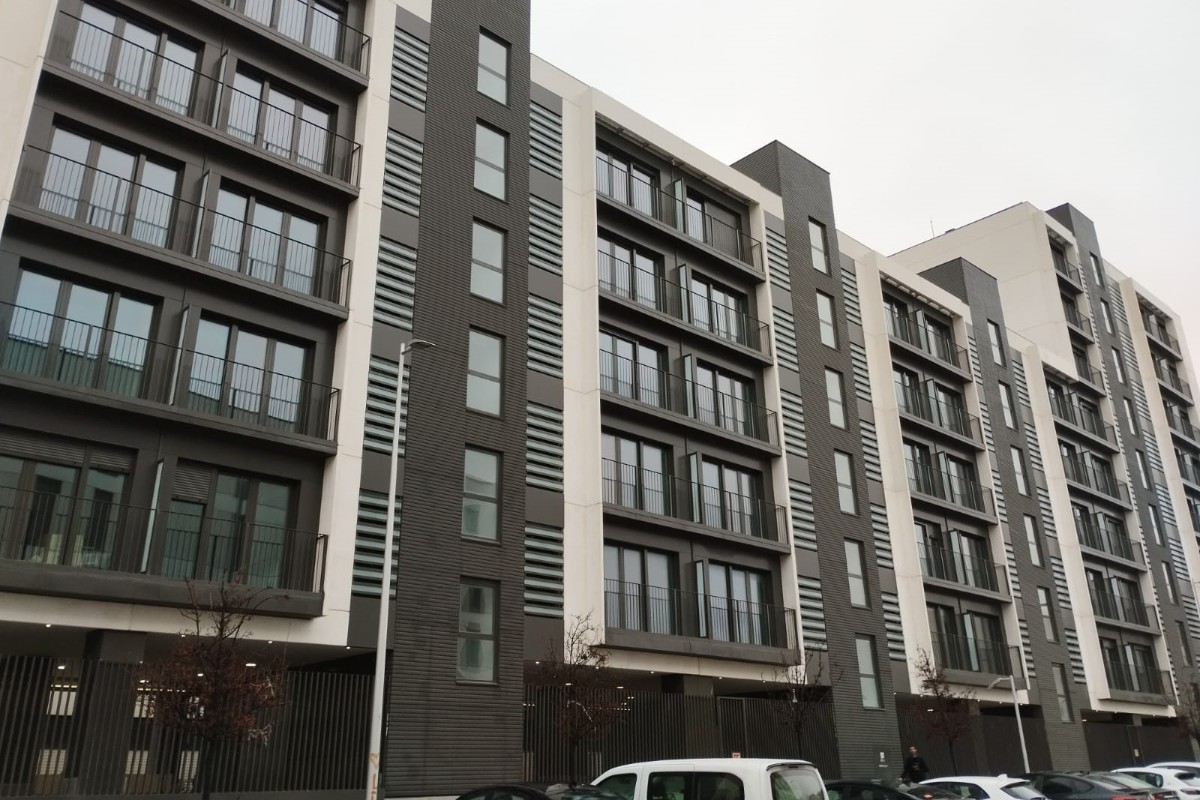 gaceta_es's tweet card. Pisos.com anticipa un encarecimiento histórico de la vivienda en 2025 y 2026 por el desplome de la oferta y la inseguridad regulatoria