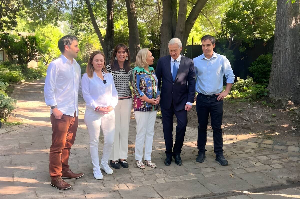 adnradiochile's tweet card. En una reunión privada, Cecilia Morel y sus hijos reafirmaron su alineación con el abanderado republicano.