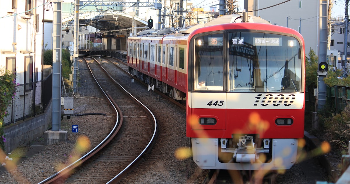 nikkei's tweet card. 京浜急行電鉄が積極的な人材確保策を進めている。ワンルームタイプの独身寮を新たに3棟整備し、高卒に絞っていた保線や電気設備分野の採用枠を大卒にも広げた。さらに2026年秋にも特定技能の外国人材を初めて活用する。現場の保線作業など省人・省力化が難しく、デジタルトランスフォーメーション（DX）で置き換えられない分野の人材確保に注力する。少子高齢化と生産年齢人口の減少により採用市場は厳しさを増している